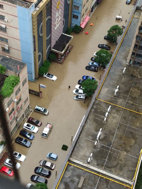 東莞水災|東莞暴雨 多個鎮街內澇積水浸過車頂｜即時新聞｜兩 